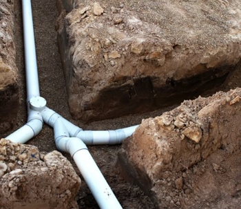 Comparing PVC and cast iron pipes for long-lasting drain repairs in Huntington Beach, highlighting durability, cost-effectiveness, and maintenance.